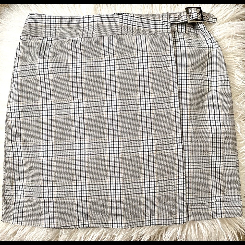 Tilly’s White Fawn Plaid Pencil Skirt.